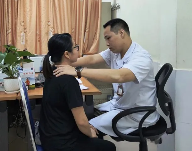 Nhiễm trùng loét cổ vì hơ nhang, đắp lá chữa bệnh basedow ảnh 1