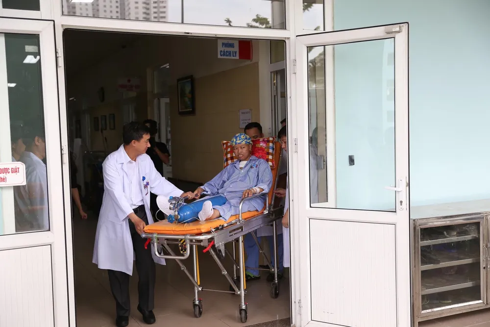 Nghẹn ngào giây phút người mẹ ung thư di căn ôm con trai bé bỏng! ảnh 1