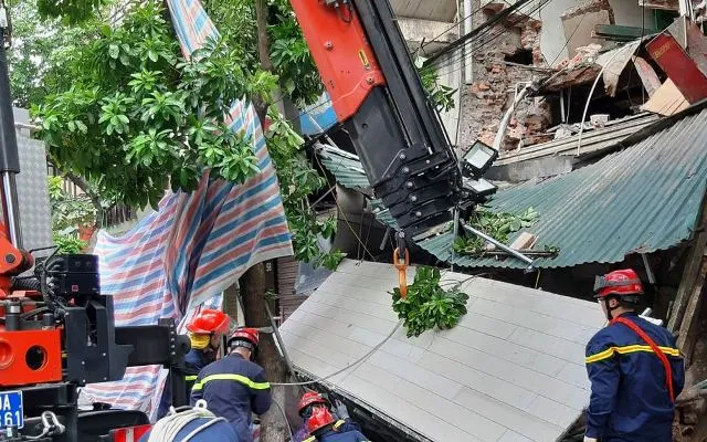 Nhà 2 tầng ở phố cổ Hà Nội đổ sập lúc sáng sớm ảnh 6