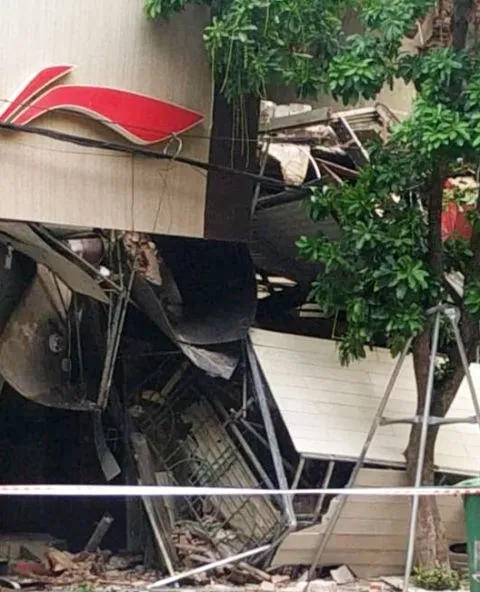 Nhà 2 tầng ở phố cổ Hà Nội đổ sập lúc sáng sớm ảnh 5