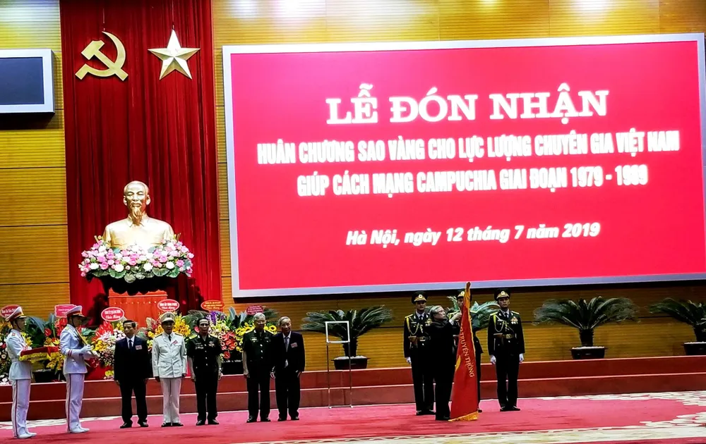 Chuyên gia Việt Nam giúp Cách mạng Campuchia nhận Huân chương Sao Vàng ảnh 1