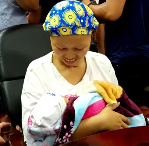 Mẹ con bé Bình An ra viện - Điều kỳ diệu và hạnh phúc ảnh 1