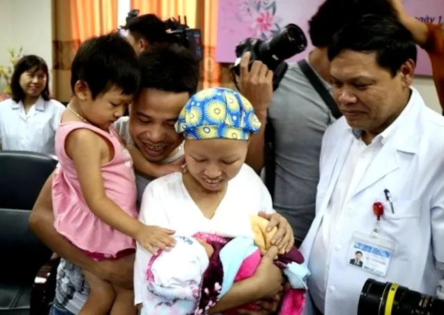 Mẹ con bé Bình An ra viện - Điều kỳ diệu và hạnh phúc ảnh 2