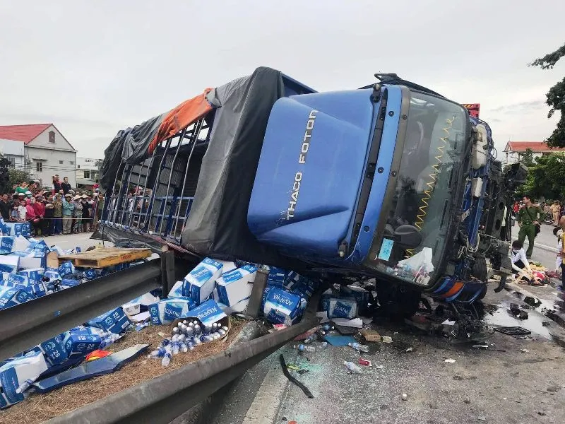 Khởi tố vụ lật xe đè chết 5 người ở Hải Dương, tài xế khai gì? ảnh 1