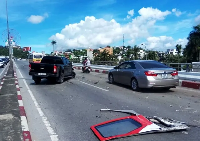 Đổ dốc cầu Bãi Cháy, xe khách mất lái gây tai nạn liên hoàn ảnh 2