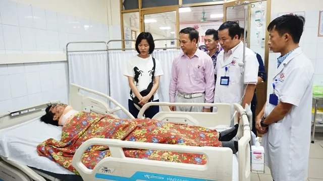 Đổ dốc cầu Bãi Cháy, xe khách mất lái gây tai nạn liên hoàn ảnh 3