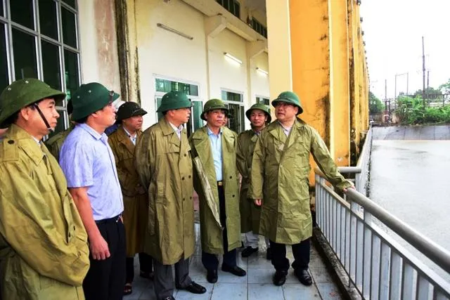 Hà Nội ngập lụt, cây đổ, sạt lở đê do ảnh hưởng bão số 3 ảnh 4