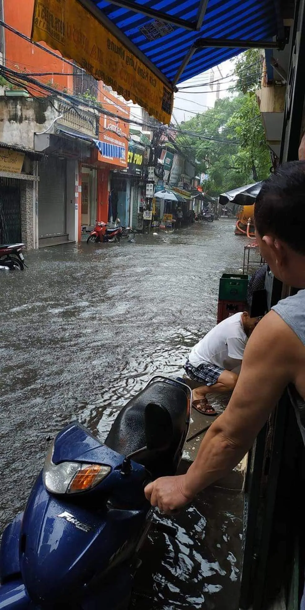 Hà Nội ngập lụt, cây đổ, sạt lở đê do ảnh hưởng bão số 3 ảnh 2