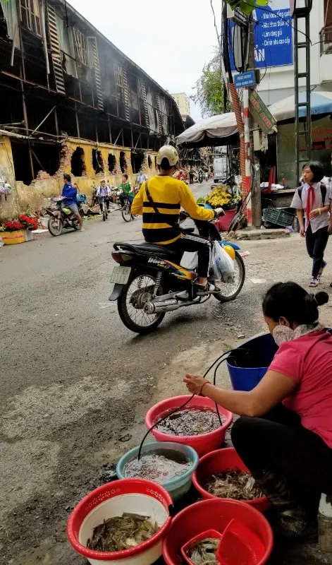 Chợ vẫn họp xung quanh khu vực xảy ra vụ cháy Công ty Rạng Đông ảnh 7