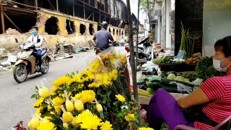 Chợ vẫn họp xung quanh khu vực xảy ra vụ cháy Công ty Rạng Đông ảnh 8