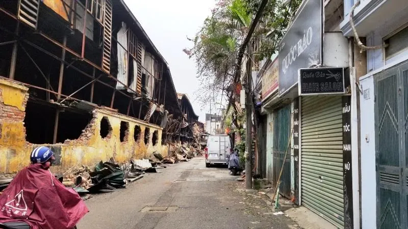 Chợ vẫn họp xung quanh khu vực xảy ra vụ cháy Công ty Rạng Đông ảnh 1