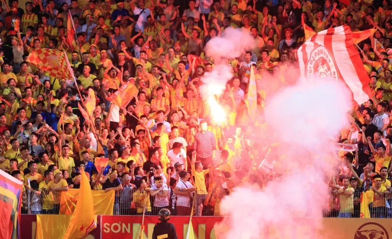 Chủ tịch TP Hà Nội: Không để xảy ra pháo sáng trên sân Hàng Đẫy và Mỹ Đình ảnh 1