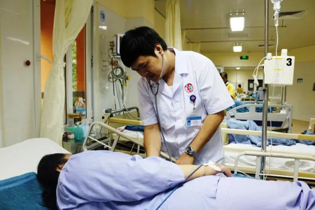 Ăn thịt gà cùng ruốc biển, một phụ nữ bị sốc phản vệ nguy kịch ảnh 1