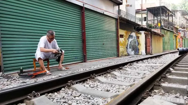 Sáng nay 10-10, cà phê đường tàu ở Hà Nội “vắng như chùa Bà Đanh” ảnh 7