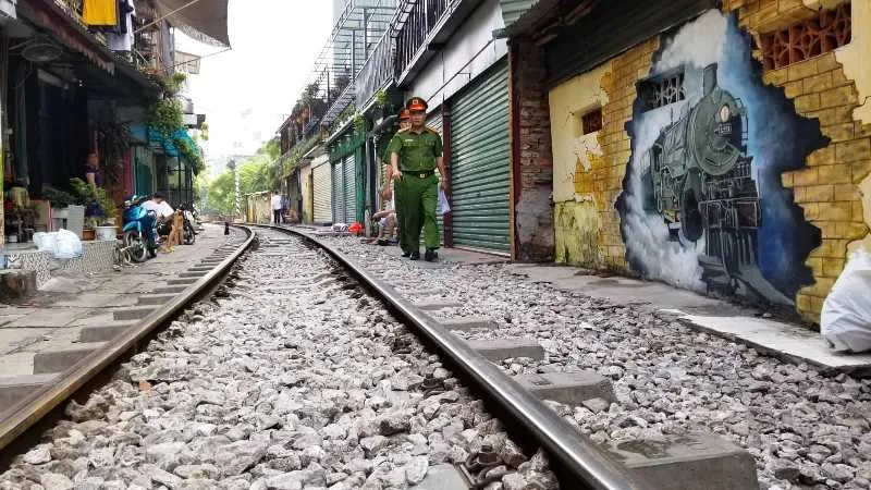 Sáng nay 10-10, cà phê đường tàu ở Hà Nội “vắng như chùa Bà Đanh” ảnh 5