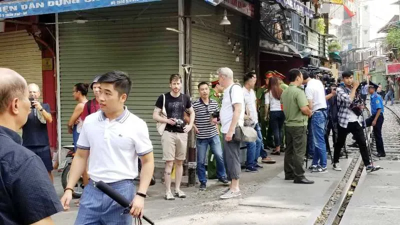 Sáng nay 10-10, cà phê đường tàu ở Hà Nội “vắng như chùa Bà Đanh” ảnh 8