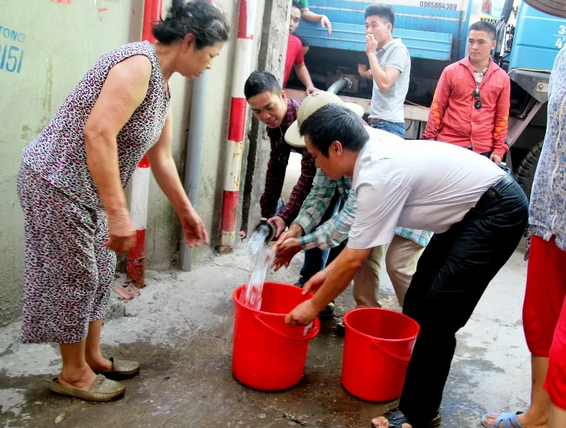 Nước sạch ở Thủ đô có mùi lạ, người dân rồng rắn xếp hàng lấy nước ảnh 3
