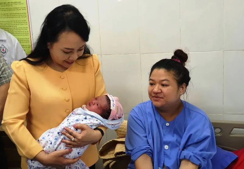 Bộ trưởng Nguyễn Thị Kim Tiến thị sát một số cơ sở y tế tại Thái Nguyên ảnh 2