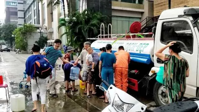 Người dân Hà Nội khốn khổ, thâu đêm suốt sáng trực chờ hứng nước sạch ảnh 2