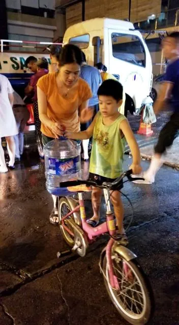 Người dân Hà Nội khốn khổ, thâu đêm suốt sáng trực chờ hứng nước sạch ảnh 8