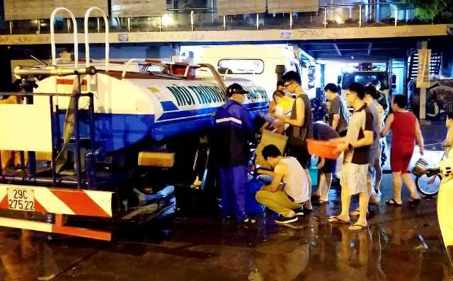 Người dân Hà Nội khốn khổ, thâu đêm suốt sáng trực chờ hứng nước sạch ảnh 3