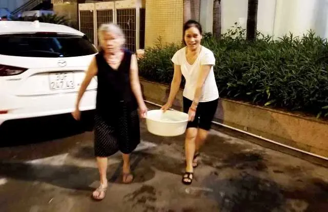 Người dân Hà Nội khốn khổ, thâu đêm suốt sáng trực chờ hứng nước sạch ảnh 5