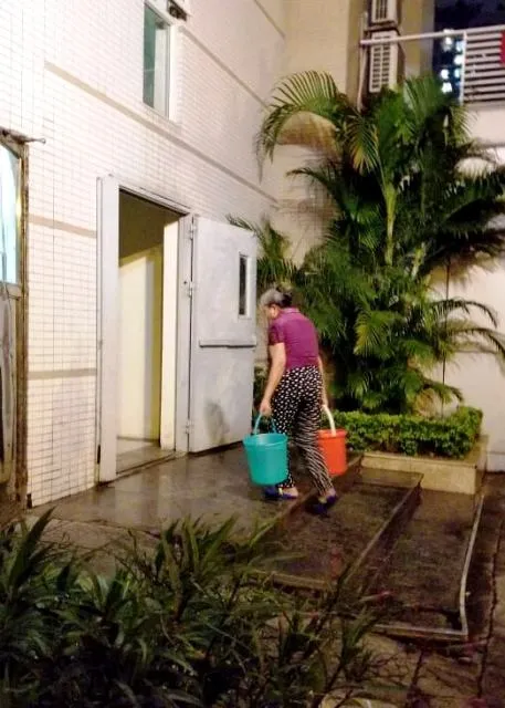 Người dân Hà Nội khốn khổ, thâu đêm suốt sáng trực chờ hứng nước sạch ảnh 6