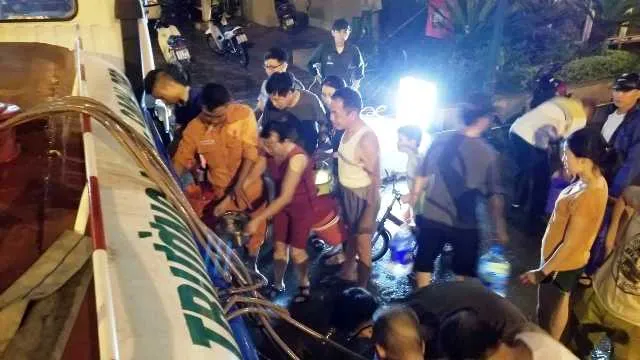 Người dân Hà Nội khốn khổ, thâu đêm suốt sáng trực chờ hứng nước sạch ảnh 4