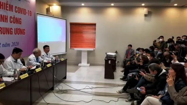 Bệnh nhi 3 tháng tuổi nhiễm COVID-19 đã khỏi bệnh, ra viện ảnh 4