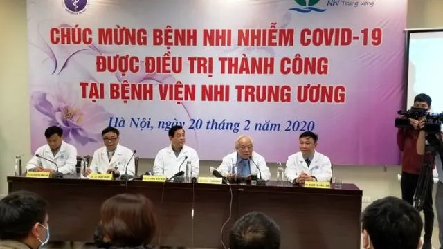 Bệnh nhi 3 tháng tuổi nhiễm COVID-19 đã khỏi bệnh, ra viện ảnh 2
