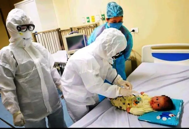 Bệnh nhi 3 tháng tuổi nhiễm COVID-19 đã khỏi bệnh, ra viện ảnh 3