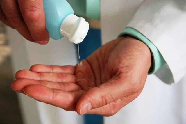 Bát nháo thị trường dung dịch sát khuẩn, nhiều loại phải thu hồi ảnh 1