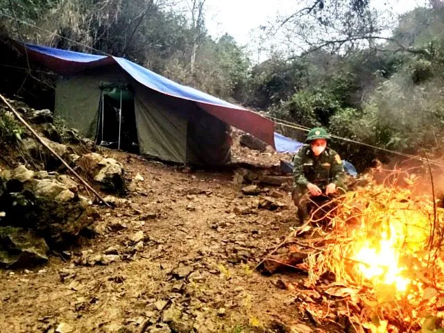 Những người lính quân hàm xanh căng mình “chống giặc” Covid-19 ảnh 6