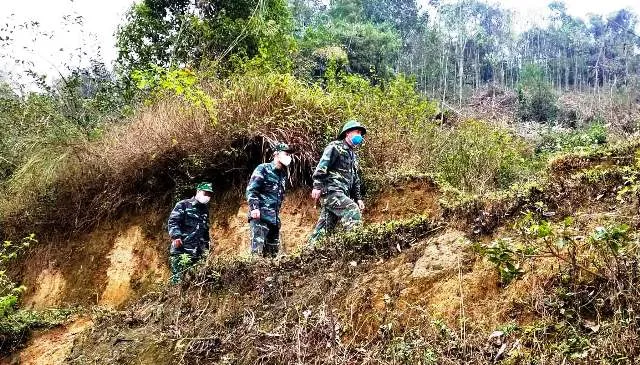 Những người lính quân hàm xanh căng mình “chống giặc” Covid-19 ảnh 1