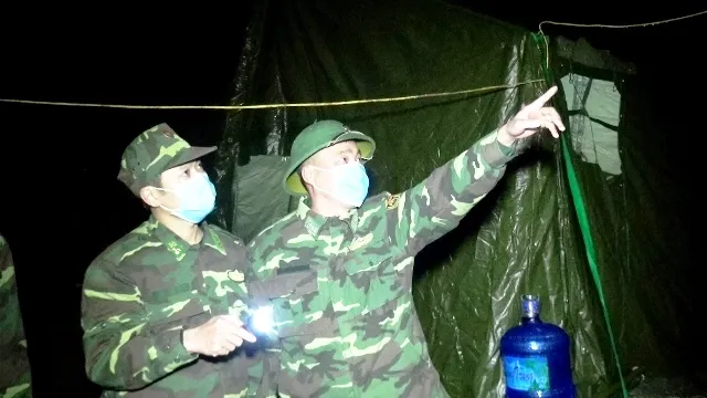 Những người lính quân hàm xanh căng mình “chống giặc” Covid-19 ảnh 4