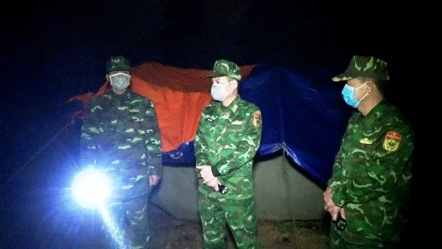 Những người lính quân hàm xanh căng mình “chống giặc” Covid-19 ảnh 5