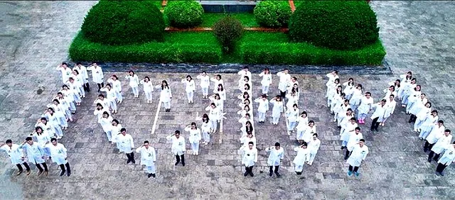 Các y, bác sĩ Bệnh viện Bạch Mai thể hiện sự vững tin, quyết tâm chiến thắng Covid-19