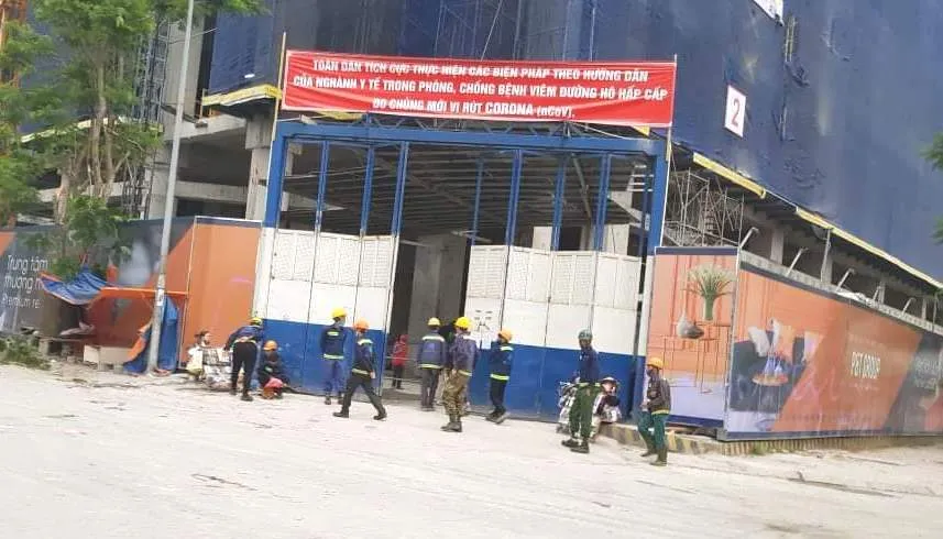 Ngày đầu thực hiện cách ly toàn xã hội - đường phố Hà Nội không vắng bóng người ảnh 10