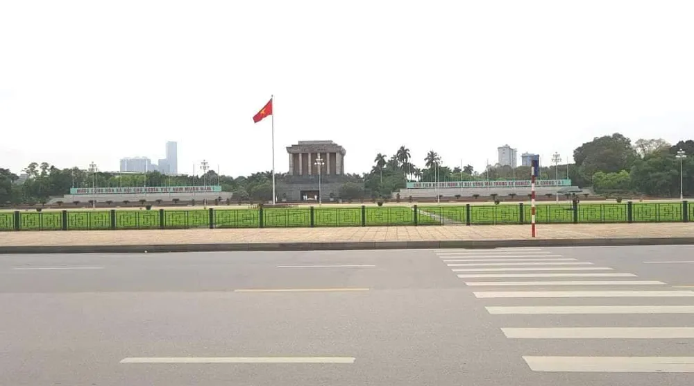 Ngày đầu thực hiện cách ly toàn xã hội - đường phố Hà Nội không vắng bóng người ảnh 1