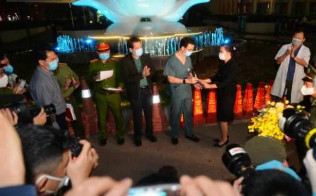 Bệnh viện Bạch Mai hết cách ly, người bệnh nặng thêm nhiều cơ hội được cứu sống ảnh 2