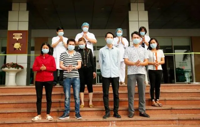 Cậu bé 6 tuổi cùng 6 bệnh nhân Covid-19 được công bố khỏi bệnh  ảnh 1