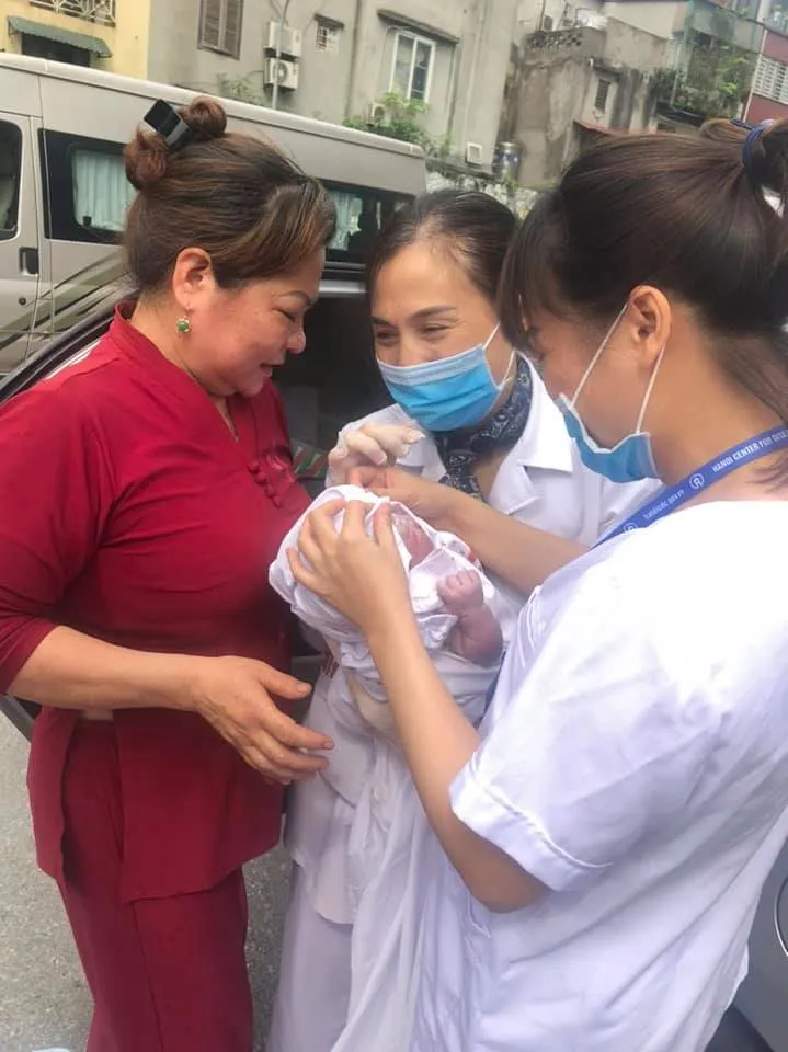 Đi đẻ bị tắc đường, sản phụ được nhân viên CDC hỗ trợ "vượt cạn" thành công ảnh 2