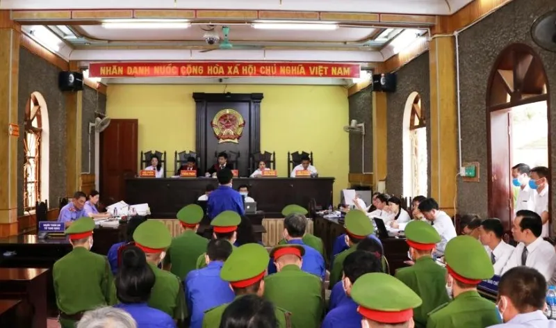 Vụ gian lận điểm thi ở Sơn La: Đề nghị mức án nghiêm khắc với 12 bị cáo ảnh 1