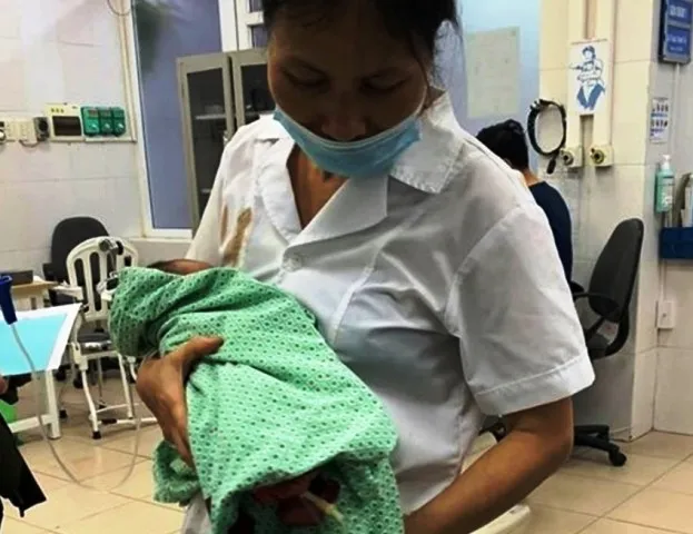 Sức sống mãnh liệt của bé trai sơ sinh bị bỏ rơi suốt 3 ngày dưới trời nóng 40°C ảnh 1