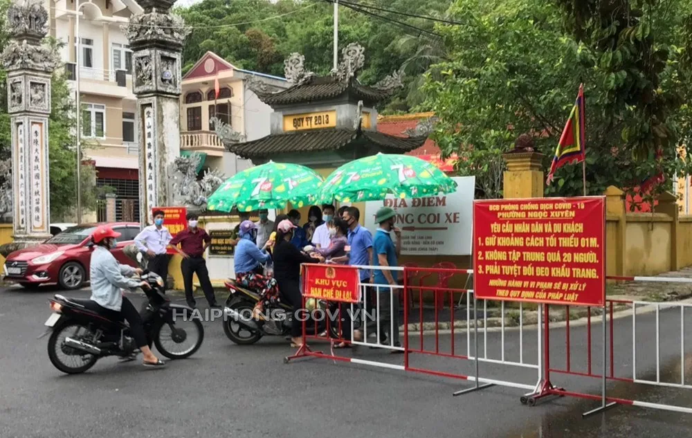 Đồ Sơn lập nhiều chốt kiểm soát sau khi một du học sinh dương tính virus SARS-CoV-2 ảnh 2