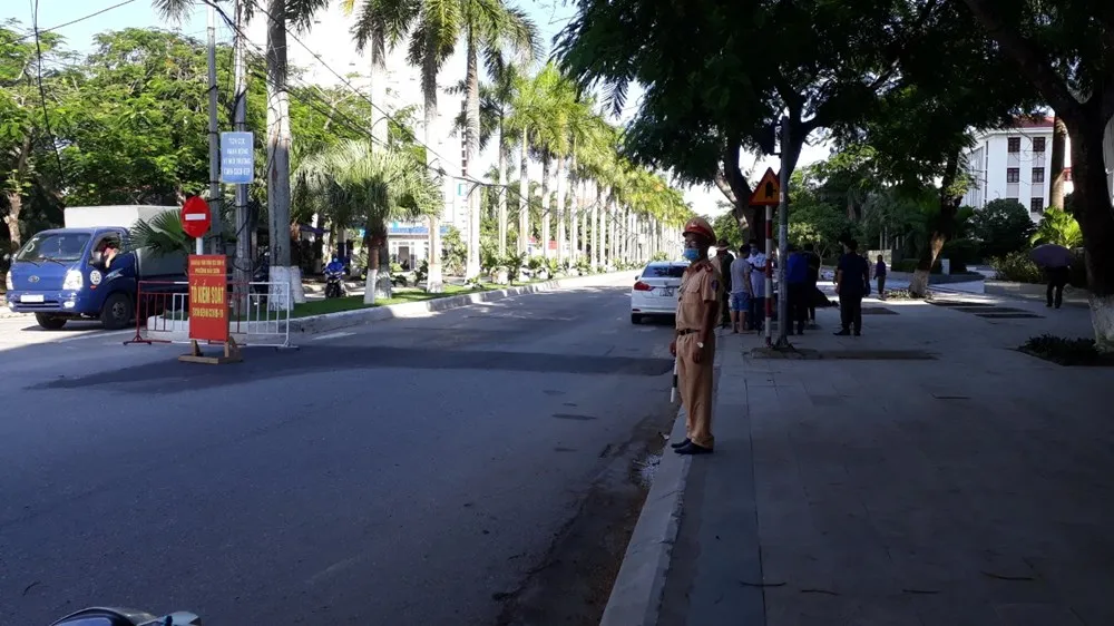 Đồ Sơn lập nhiều chốt kiểm soát sau khi một du học sinh dương tính virus SARS-CoV-2 ảnh 1