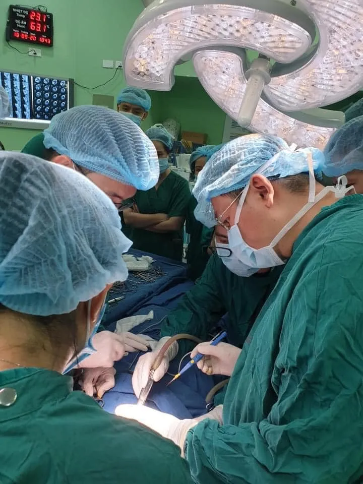 Bé trai 7 tuổi bị kéo đâm xuyên cổ ảnh 1