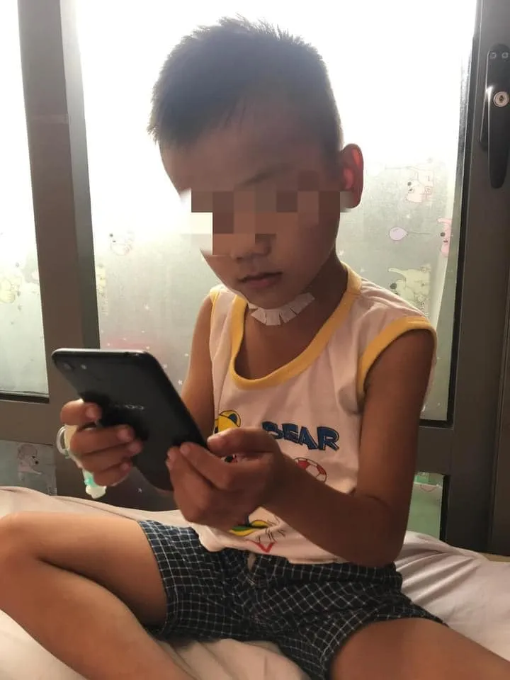 Bé trai 7 tuổi bị kéo đâm xuyên cổ ảnh 2