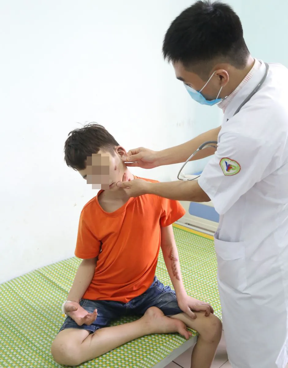 Bắt khẩn cấp nữ chủ quán bánh xèo dùng dao, chày đánh 2 nam nhân viên ảnh 2