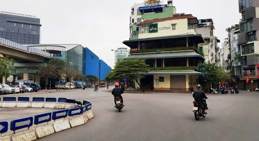 Hà Nội vắng lặng như giãn cách xã hội ảnh 4